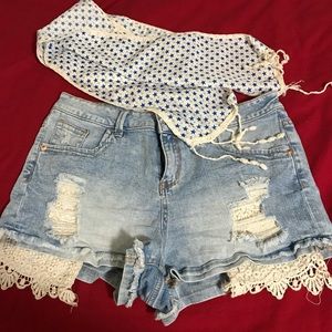 Belted short jean shorts with crochet embellished